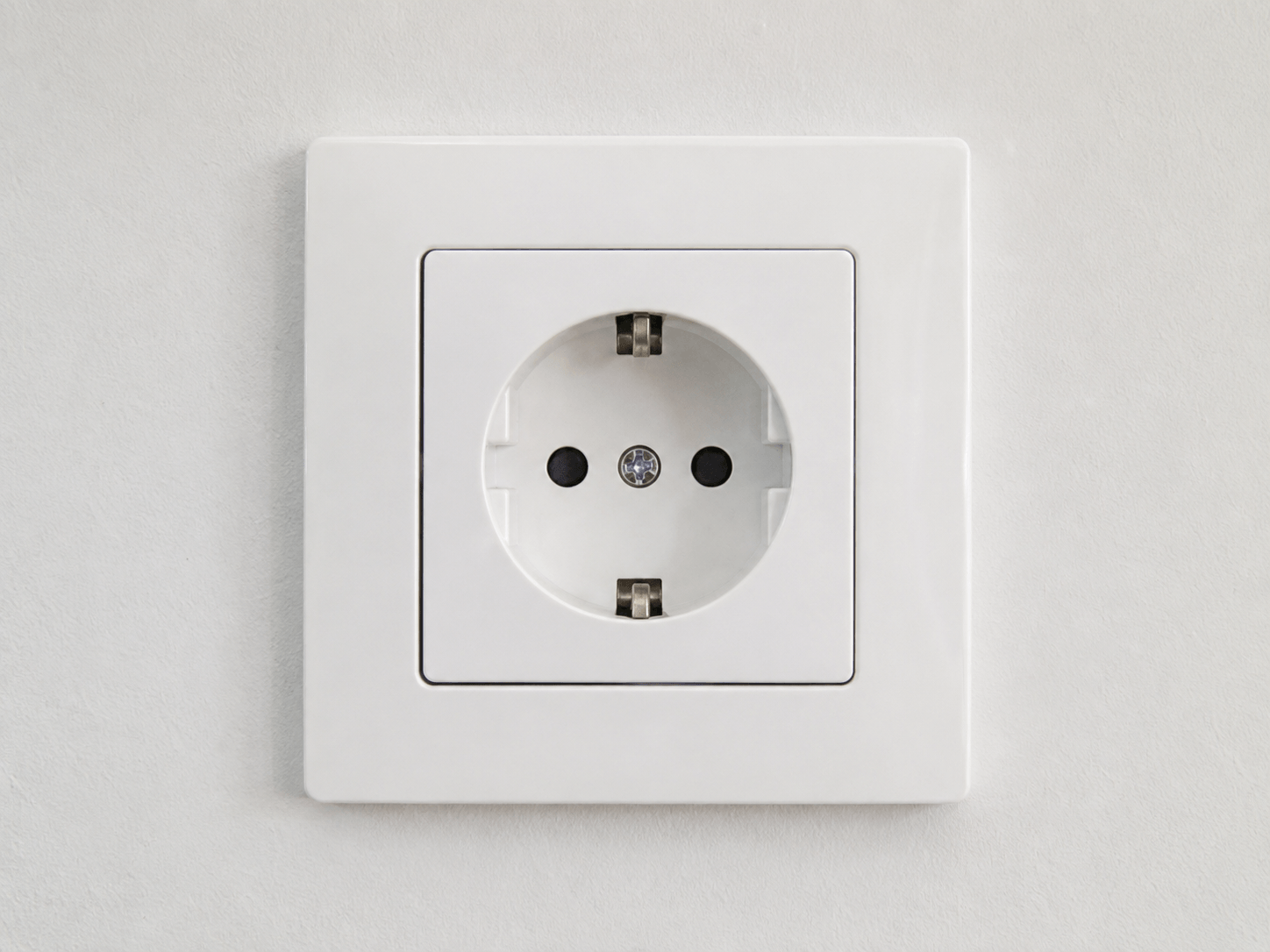 Presa elettrica europea moderna su parete bianca